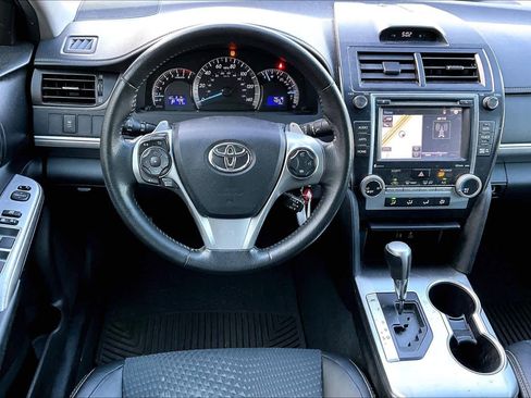 Used 2014 Toyota Camry SE image 5