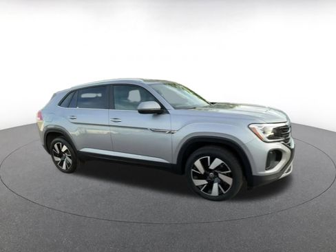 Used 2025 Volkswagen Atlas Cross Sport SE image 2