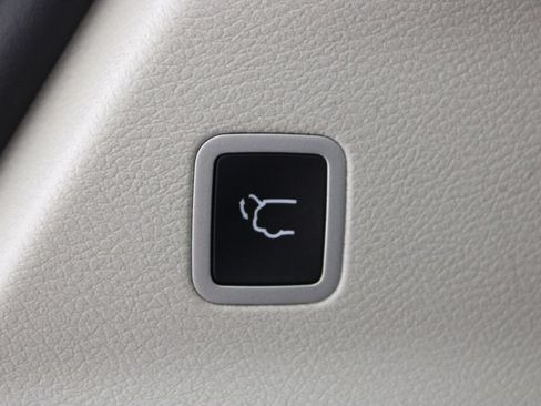 Used 2024 Chrysler Pacifica Limited FWD image 32