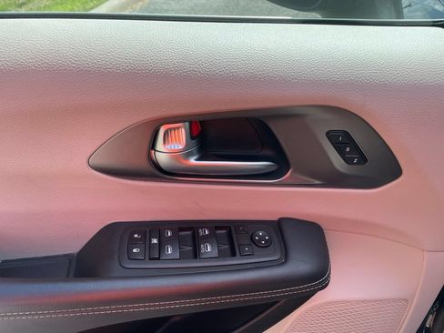 Used 2023 Chrysler Pacifica Touring-L FWD image 17