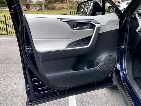 Used 2021 Toyota RAV4 XLE w/ Convenience Package image 22