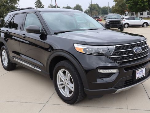 Used 2023 Ford Explorer XLT w/ Equipment Group 202A image 4