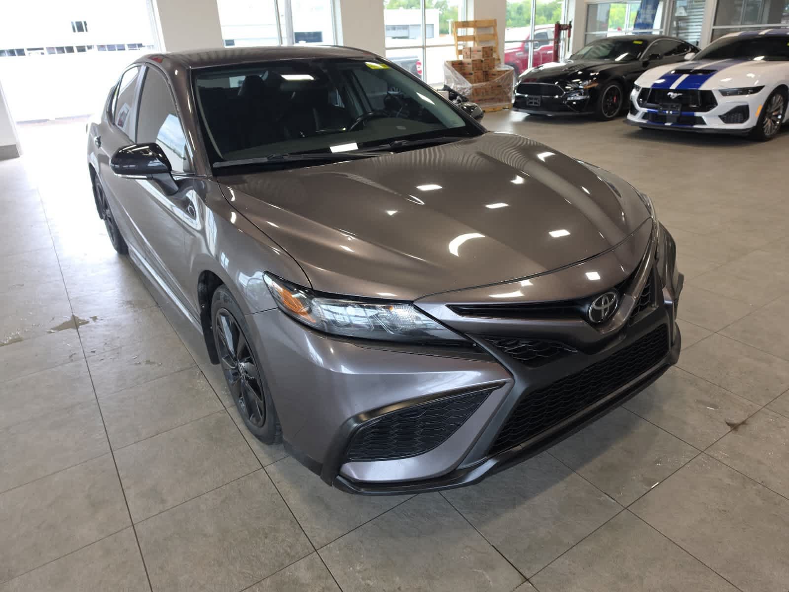 Used 2022 Toyota Camry SE FWD image 3