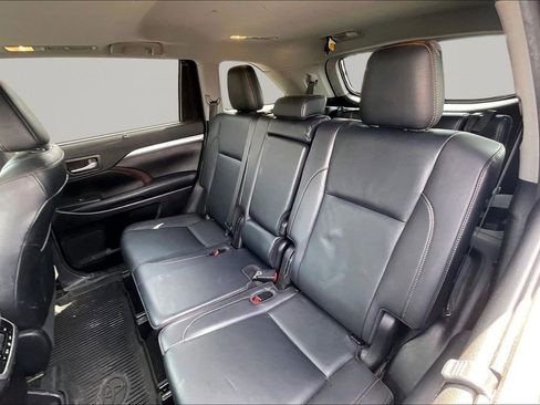Used 2019 Toyota Highlander XLE AWD/4WD image 24
