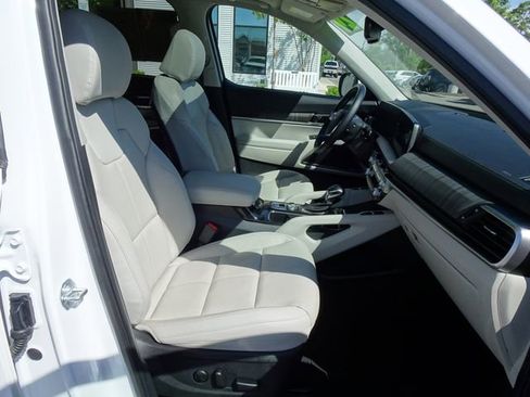 Used 2024 Kia Telluride EX w/ EX Captain's Chair Package AWD/4WD image 17