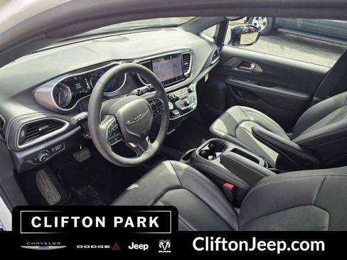 Used 2026 Chrysler Pacifica Select FWD image 11