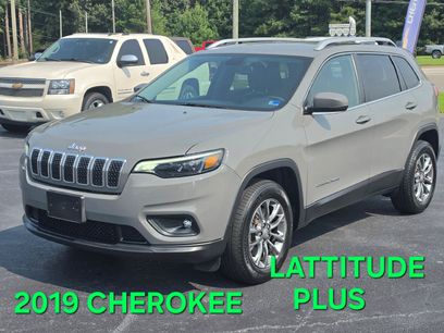 Used 2019 Jeep Cherokee Latitude Plus w/ Comfort/Convenience Group