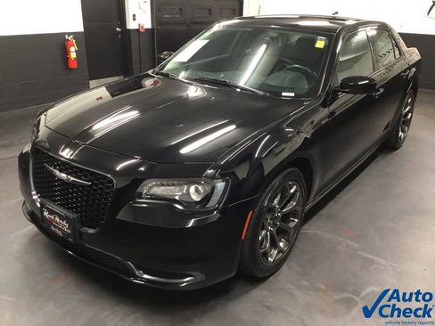 Used 2018 Chrysler 300 Touring w/ Sport Appearance Package image 6