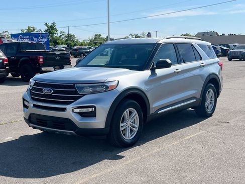 Used 2024 Ford Explorer XLT w/ Equipment Group 202A AWD/4WD image 4