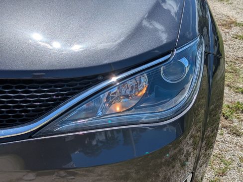 Used 2017 Chrysler Pacifica Touring-L FWD image 9