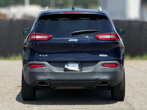 Used 2016 Jeep Cherokee Latitude AWD/4WD image 4