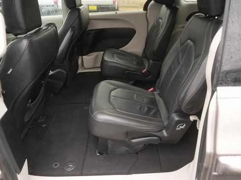 Used 2017 Chrysler Pacifica Touring-L image 12