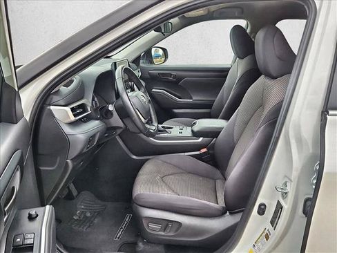 Used 2025 Toyota Highlander LE FWD image 15