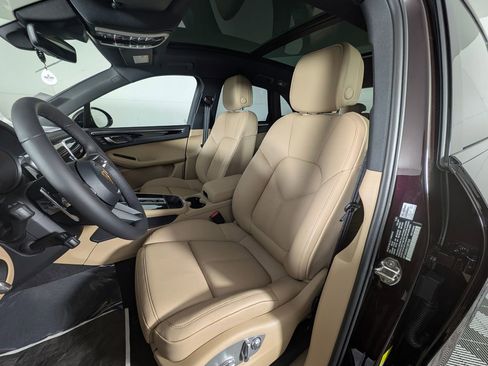 New 2026 Porsche Macan image 5