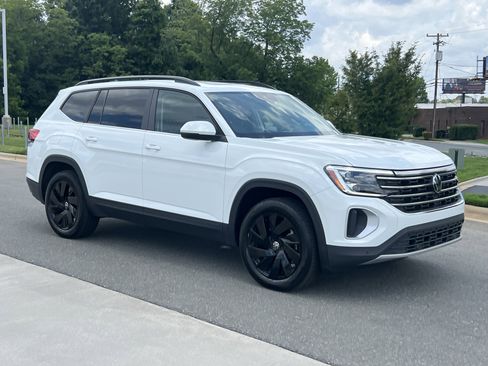Used 2024 Volkswagen Atlas SE FWD image 2