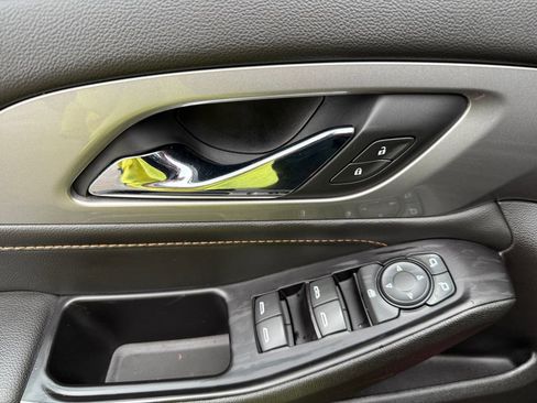 Used 2018 Chevrolet Traverse LT image 11