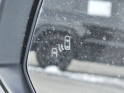 Used 2025 Toyota Corolla Cross LE image 18