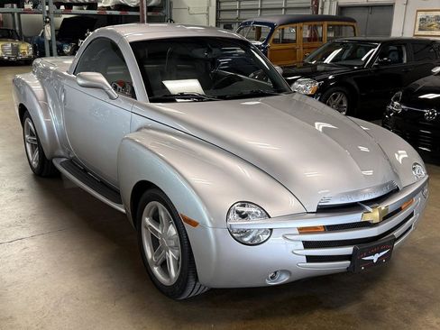 Used 2004 Chevrolet SSR w/ Preferred Equipment Group image 1