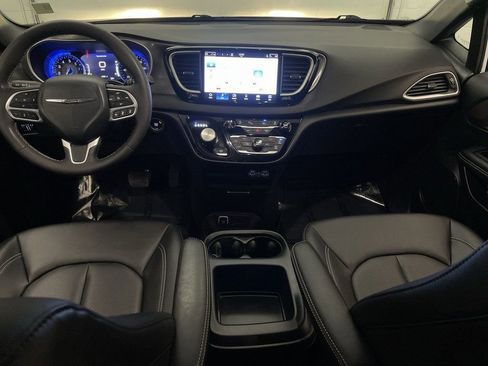 Used 2025 Chrysler Voyager LX image 13