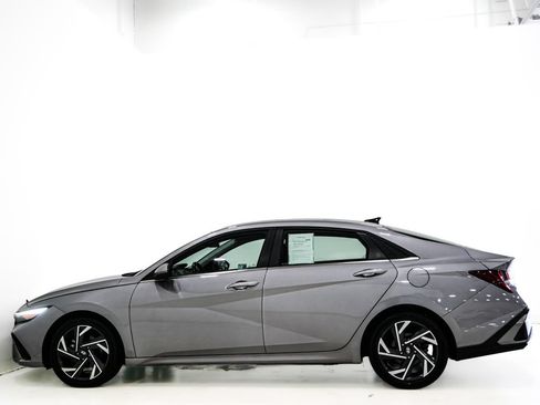 Used 2025 Hyundai Elantra Limited FWD image 6