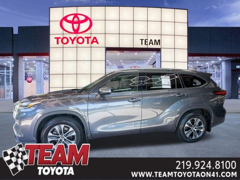 Used 2021 Toyota Highlander XLE AWD/4WD image 1