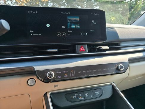 Used 2025 Kia Carnival EX FWD image 18