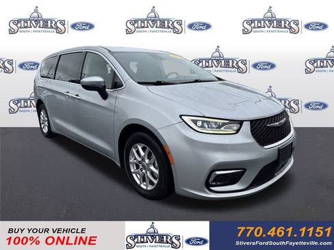 Used 2023 Chrysler Pacifica Touring-L image 1