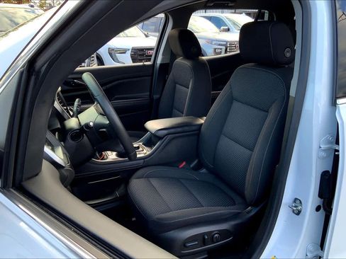 Certified 2023 GMC Acadia SLE w/ Driver Convenience Package image 8