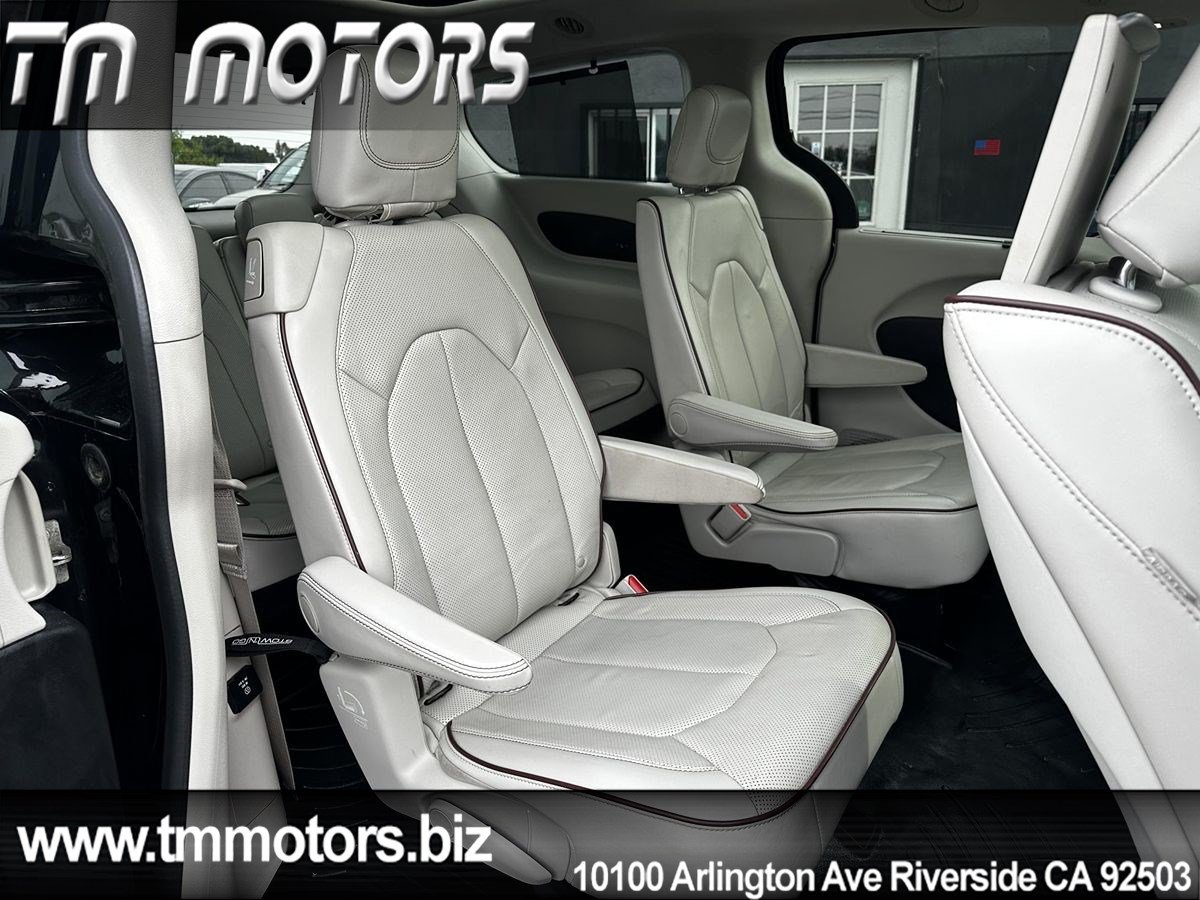 Used 2017 Chrysler Pacifica Limited w/ UConnect Theater Package FWD image 18