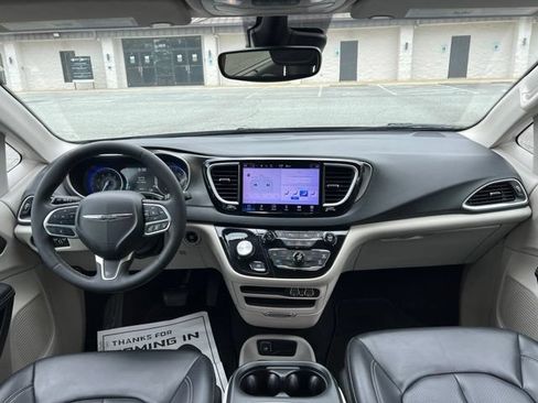 Used 2023 Chrysler Pacifica Touring-L FWD image 27