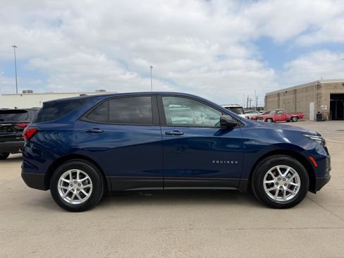 Used 2023 Chevrolet Equinox LS w/ LS Convenience Package image 4