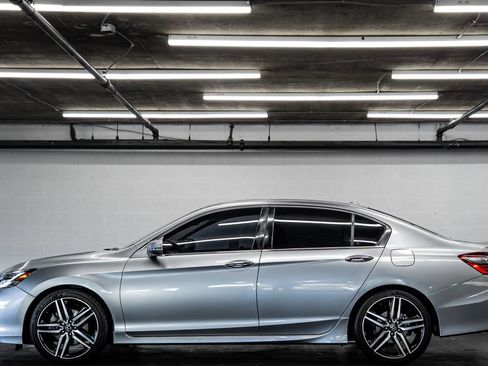 Used 2016 Honda Accord Touring image 2