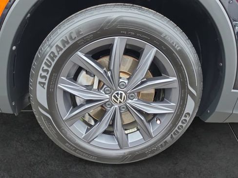 Used 2022 Volkswagen Tiguan SE AWD/4WD image 9