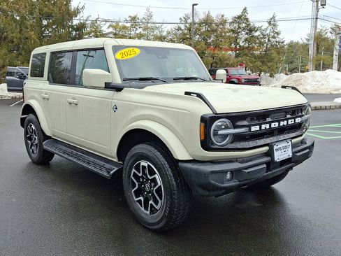 Used 2025 Ford Bronco Outer Banks image 3