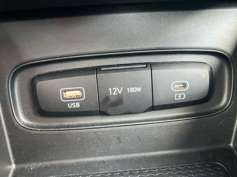 Used 2025 Hyundai Venue SEL FWD image 23