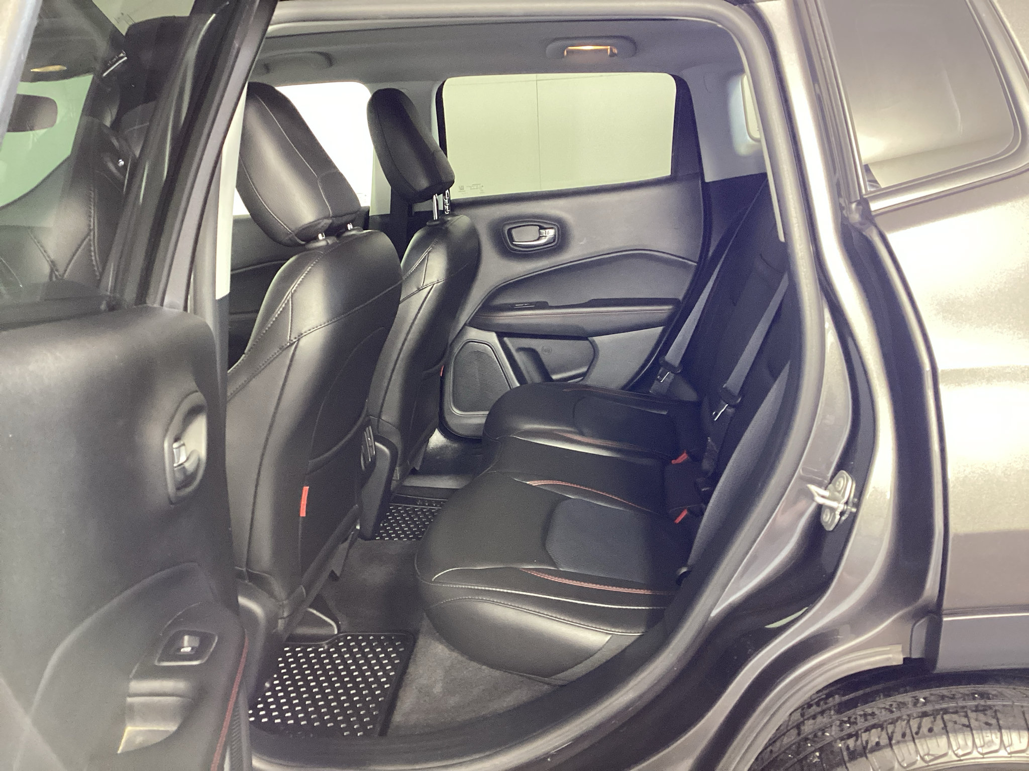Used 2018 Jeep Compass Trailhawk w/ Leather Interior Group AWD/4WD image 13