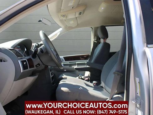 Used 2010 Chrysler Town & Country Touring image 10