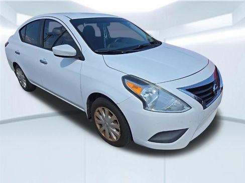 Used 2016 Nissan Versa SV FWD image 2