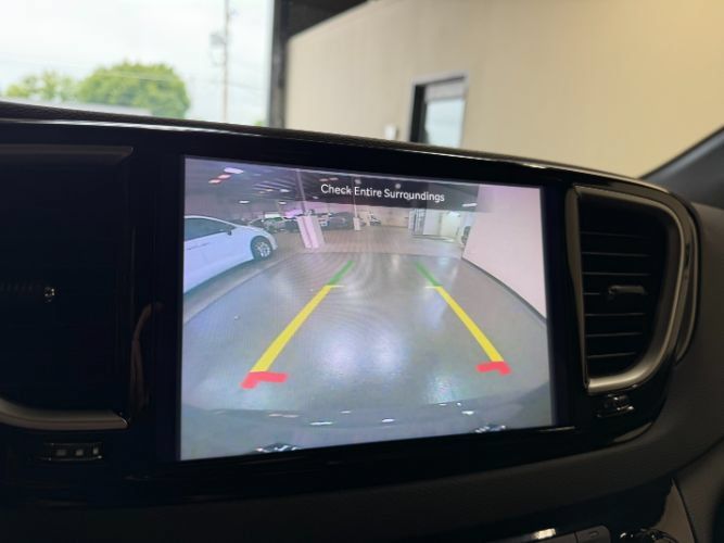 Used 2025 Chrysler Pacifica Select FWD image 14
