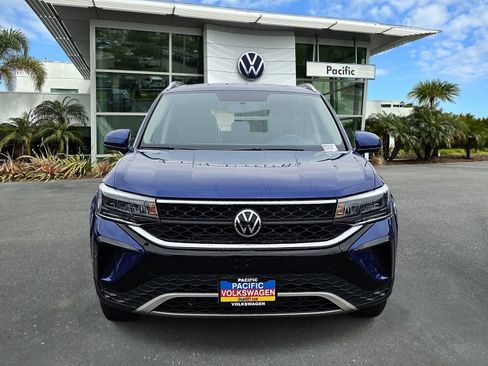 Used 2022 Volkswagen Taos SE FWD image 2