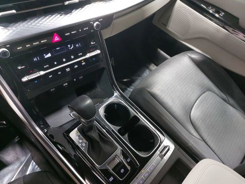 Used 2023 Kia Carnival SX Prestige image 27