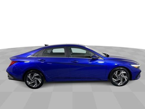 Used 2025 Hyundai Elantra Limited FWD image 9