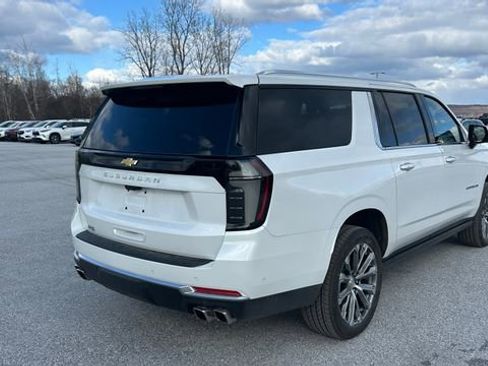 Used 2025 Chevrolet Suburban High Country AWD/4WD image 3