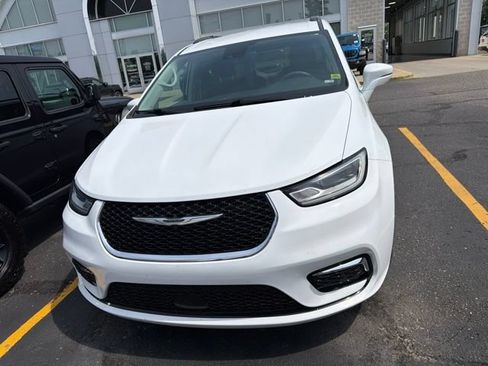 Used 2022 Chrysler Pacifica Touring-L FWD image 3