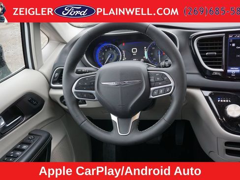Used 2024 Chrysler Pacifica Touring-L FWD image 17