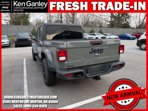 Used 2022 Jeep Gladiator Sport image 8