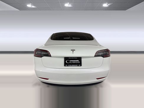 Used 2023 Tesla Model 3 Standard Range image 9