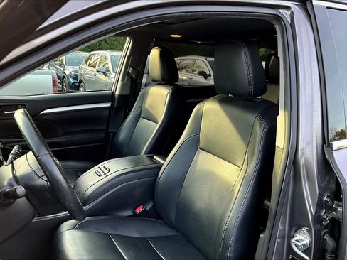 Used 2019 Toyota Highlander XLE image 4