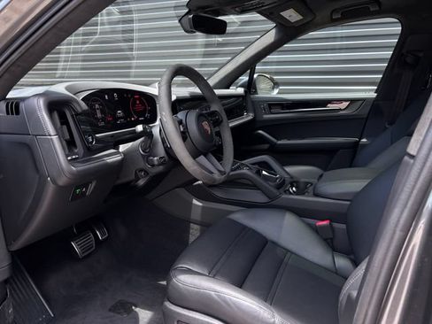 Certified 2026 Porsche Cayenne GTS AWD/4WD image 4
