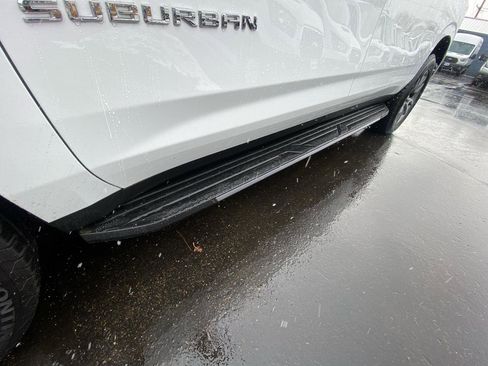 Used 2022 Chevrolet Suburban LT w/ Luxury Package image 36